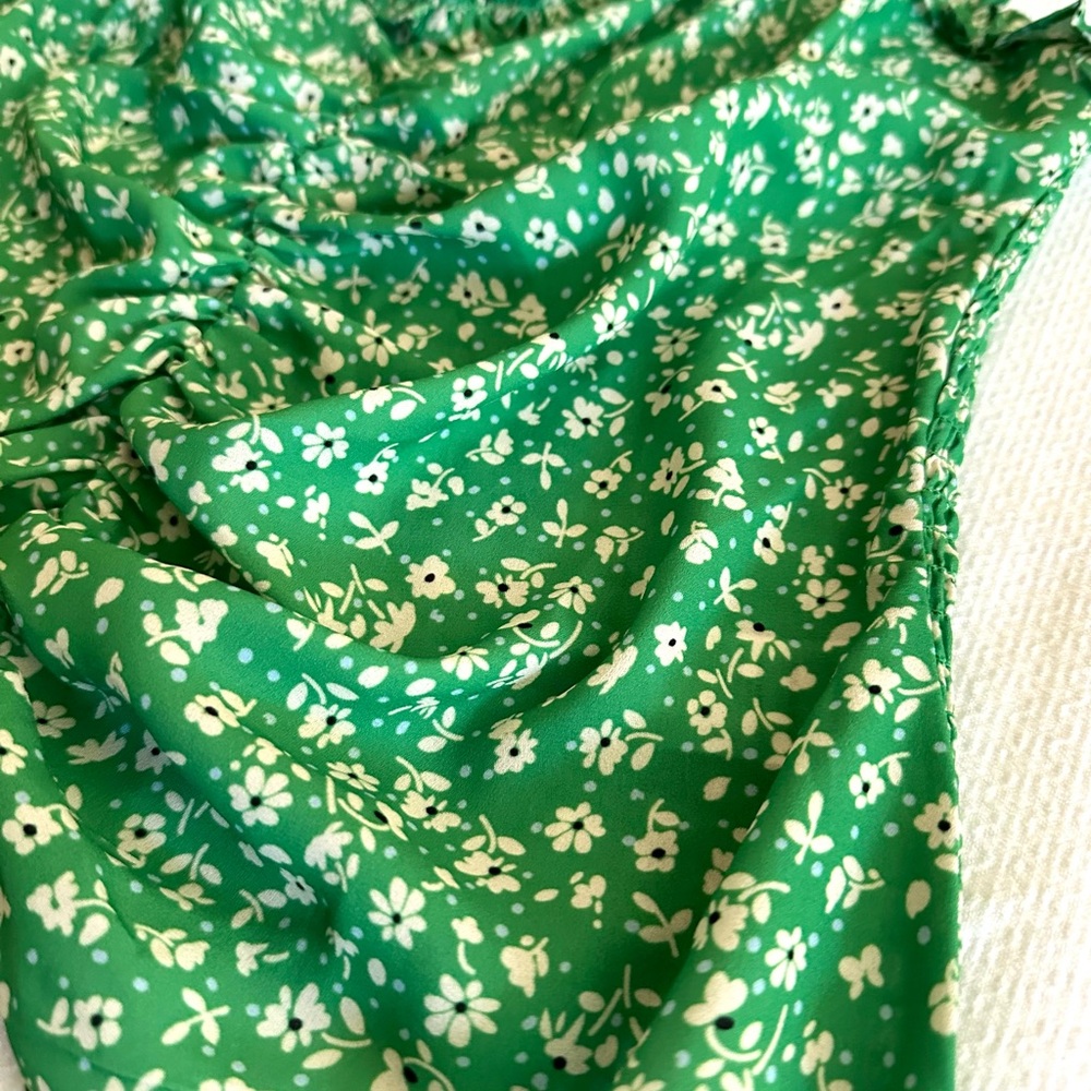 Lush Women’s Ruched Floral Green Top - Picture 3 of 8